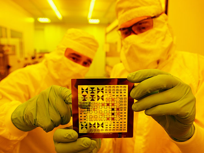 Photomask inspection in clean room Linking